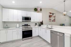 Jääkaappi, mikroaaltouuni, uuni, liesi