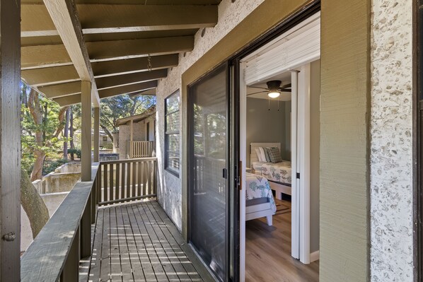 Terrace/patio - #51 Superior Condo 5 Mins to Beach Pool 3BDR/2 Park (Hilton Head Island)