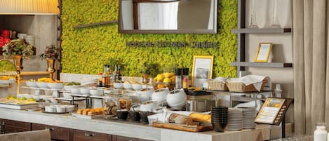 Petit déjeuner buffet (18 EUR par personne)