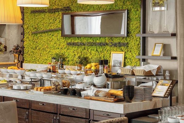 Desayuno buffet diario (EUR 18 por persona)