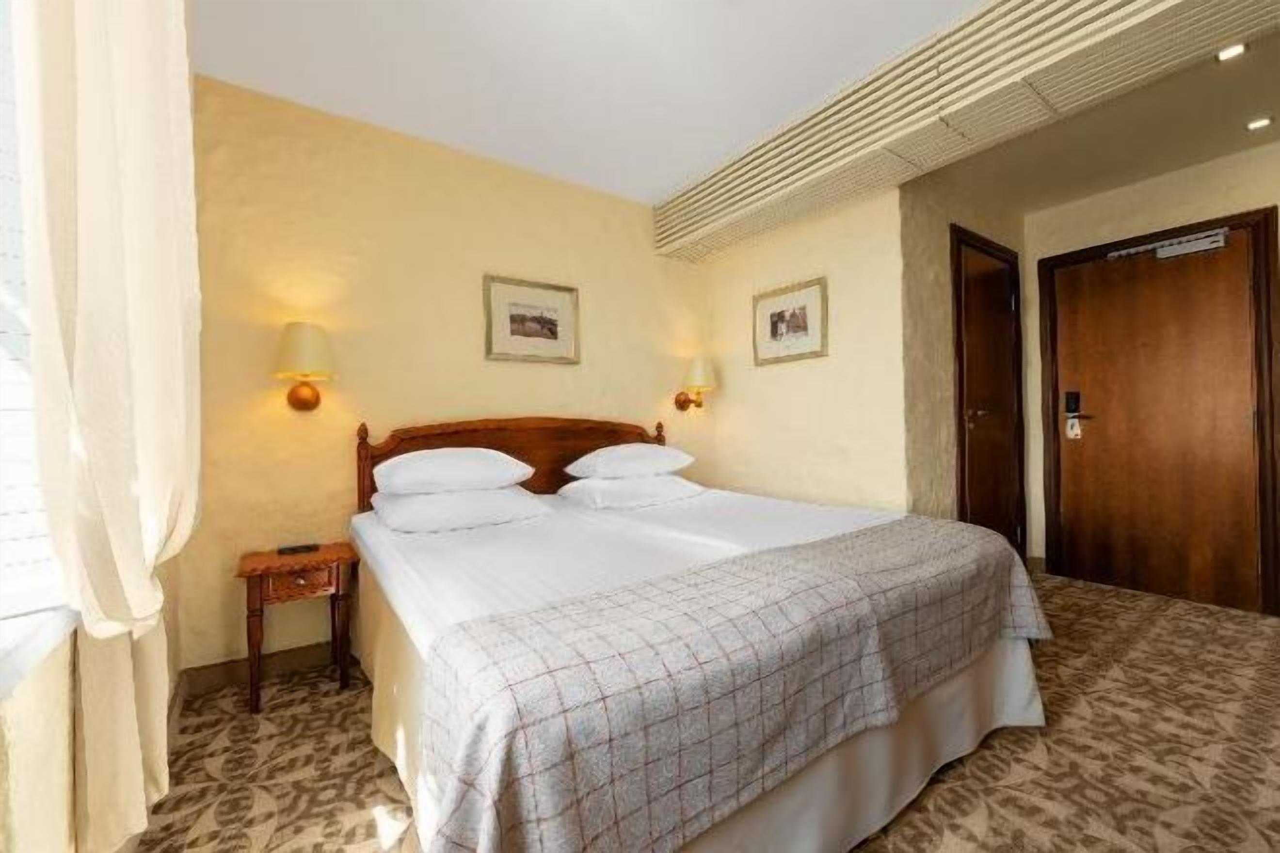 Minibar, in-room safe, desk, laptop workspace