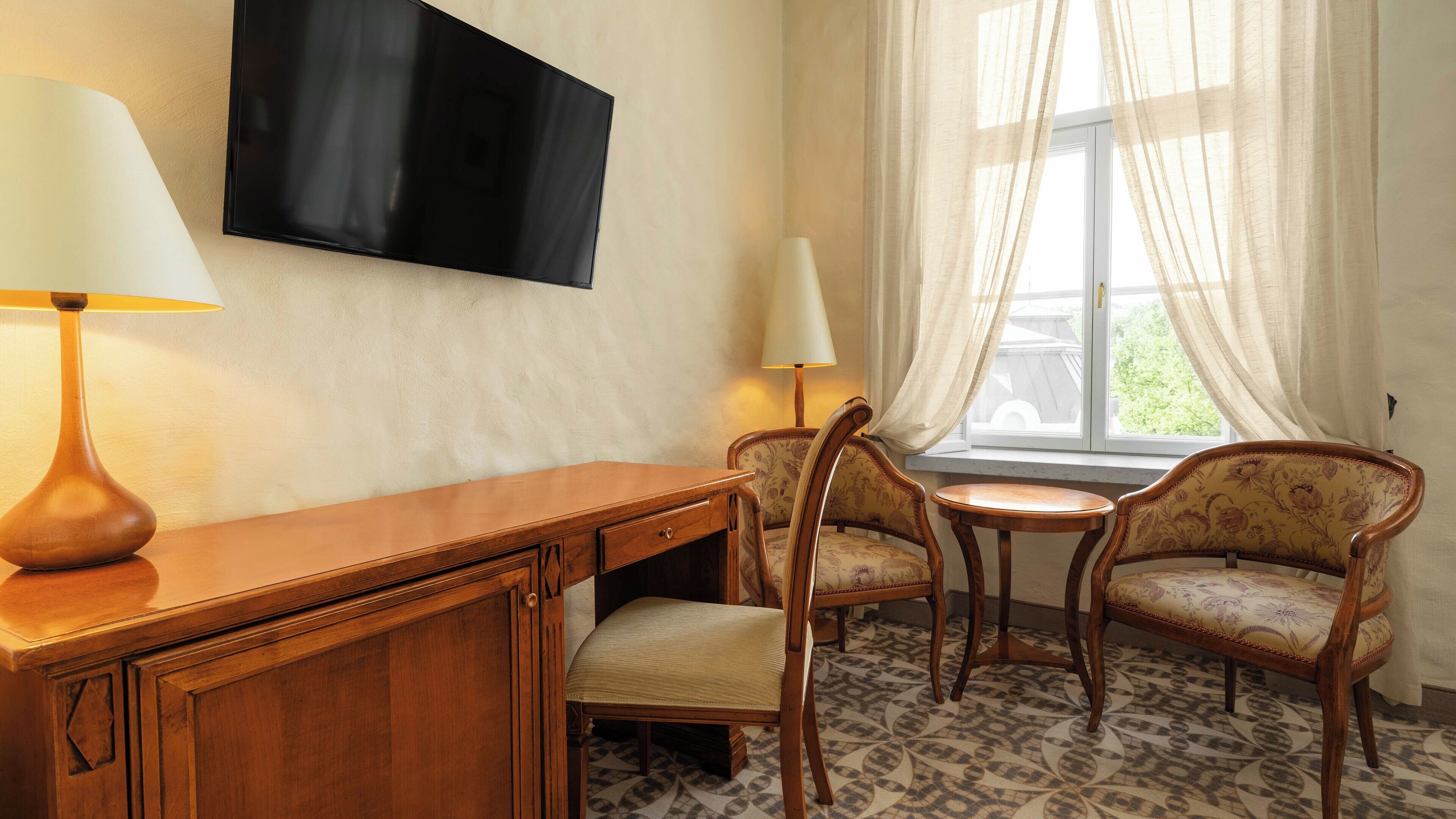 classic double or twin room | 1 bedroom, minibar, in-room safe, desk