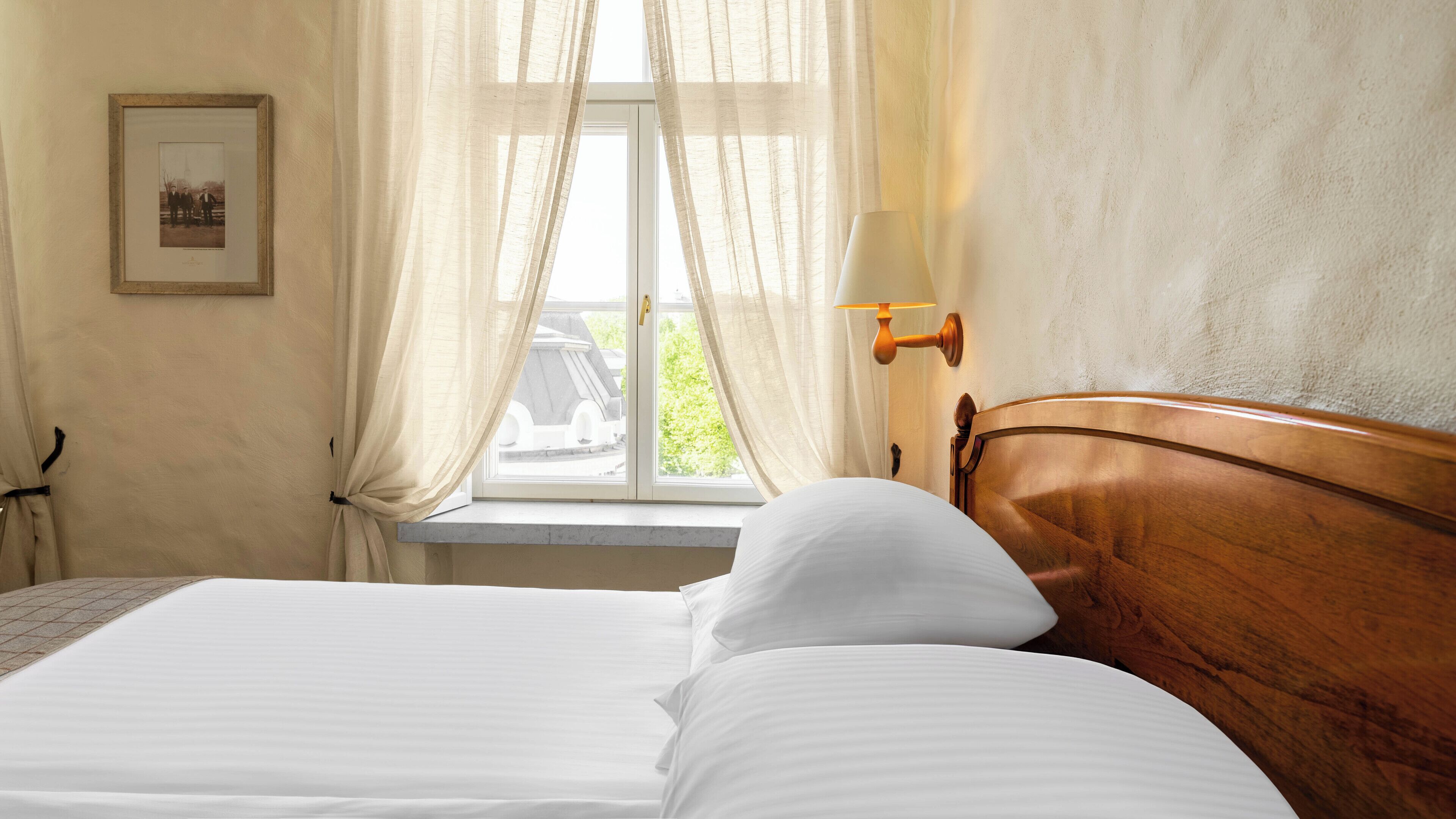 classic double or twin room | 1 bedroom, minibar, in-room safe, desk