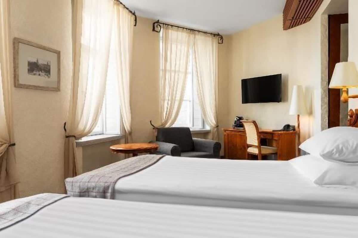 Minibar, coffres-forts dans les chambres, bureau