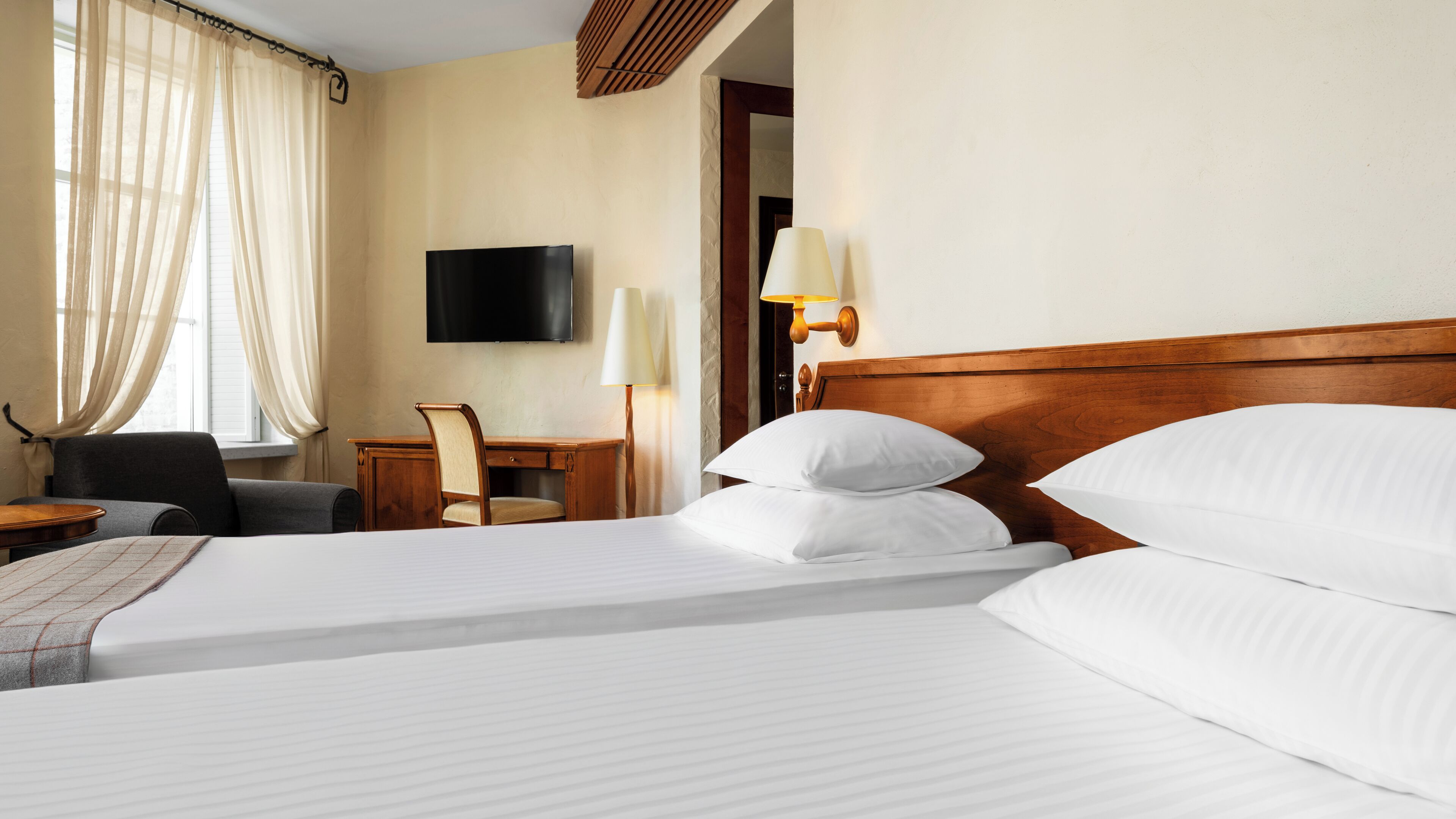 superior double or twin room | 1 bedroom, minibar, in-room safe, desk