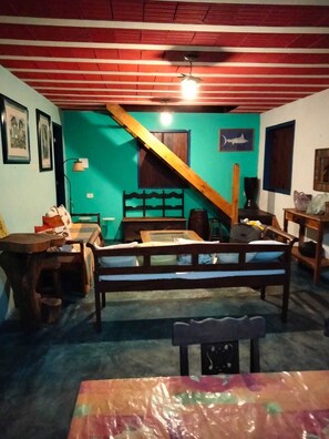 家庭村舍, 4 间卧室, 山景 | 起居区 | 电视