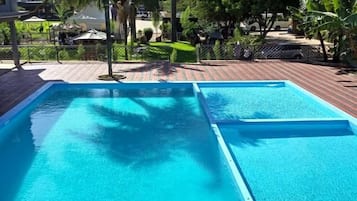 2 bars/lounges