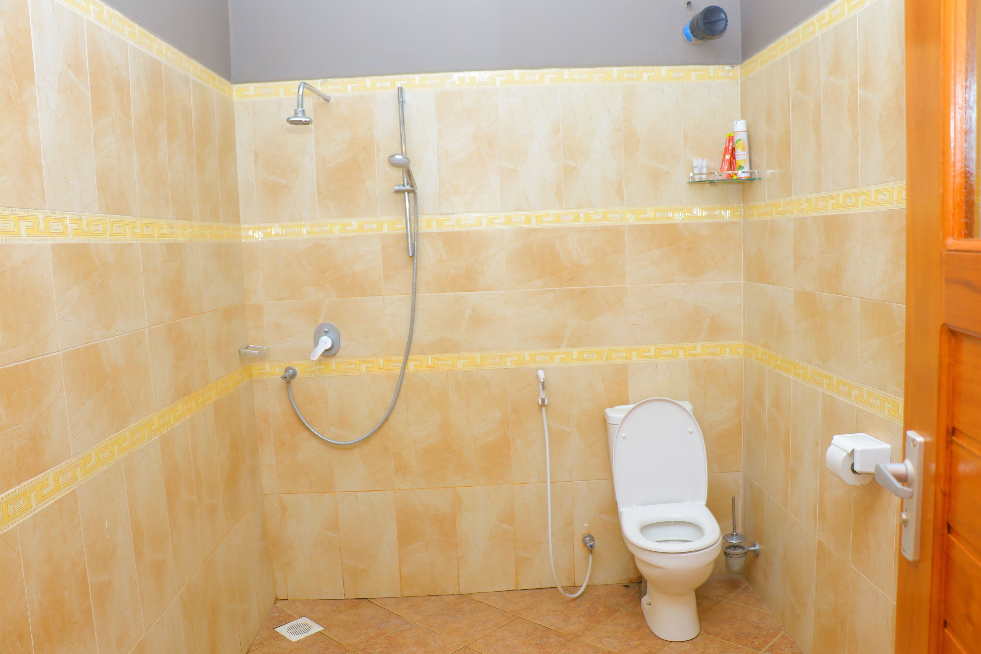 Shower, rainfall showerhead, free toiletries, slippers