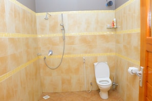Shower, rainfall showerhead, free toiletries, slippers - Lush Garden Hotel (Arusha)
