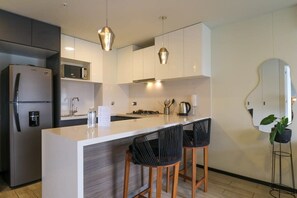 Kjøleskap, mikrobølgeovn, ovn og kokeplater