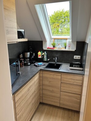 Kühlschrank, Mikrowelle, Herdplatte, Wasserkocher mit Kaffee-/Teezubehör