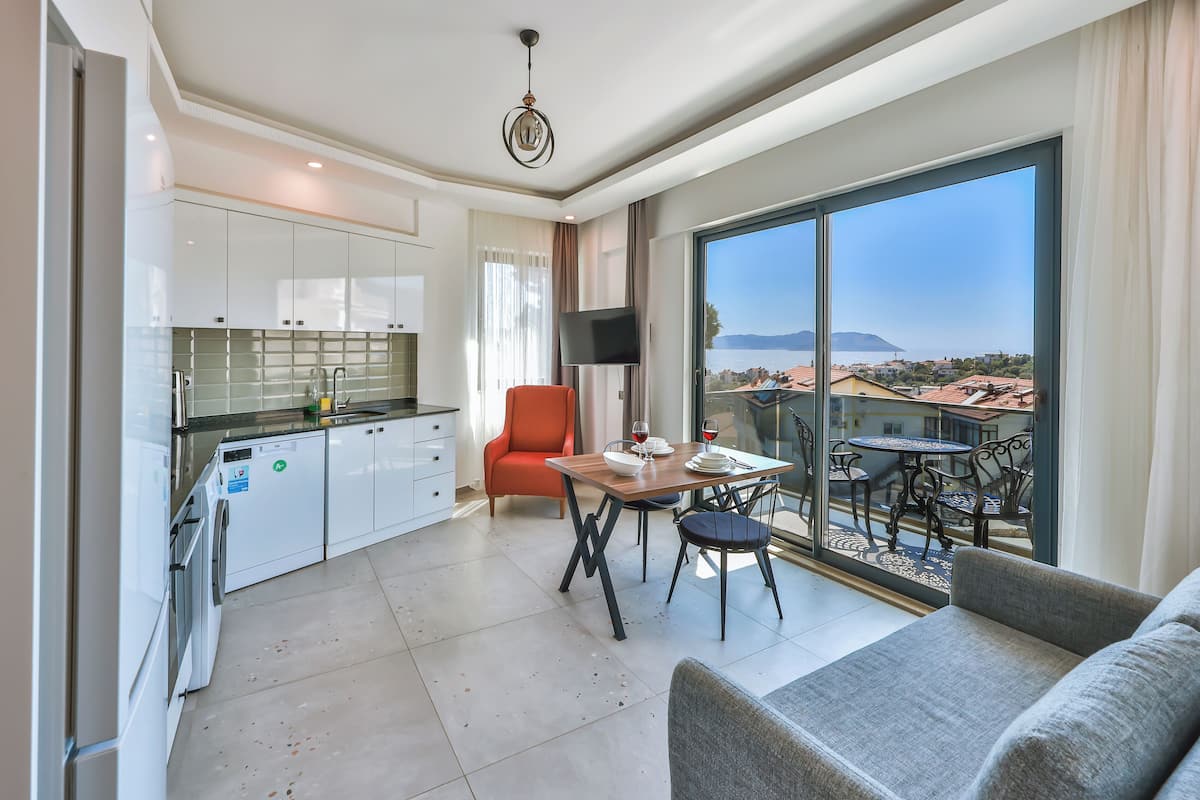 Ground Floor 1+1 Apart with Terrace and Sea View | Woonruimte | Een smart-tv