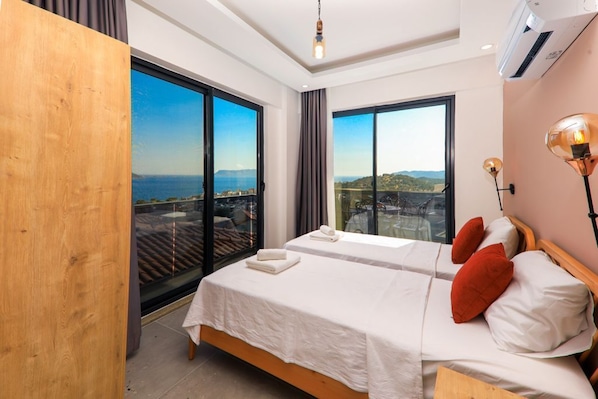 Family Apartment, 2 Bedrooms, Non Smoking, Sea View | مكتب ومكواة/لوح كي وواي فاي مجانًا وملاءات أسرّة