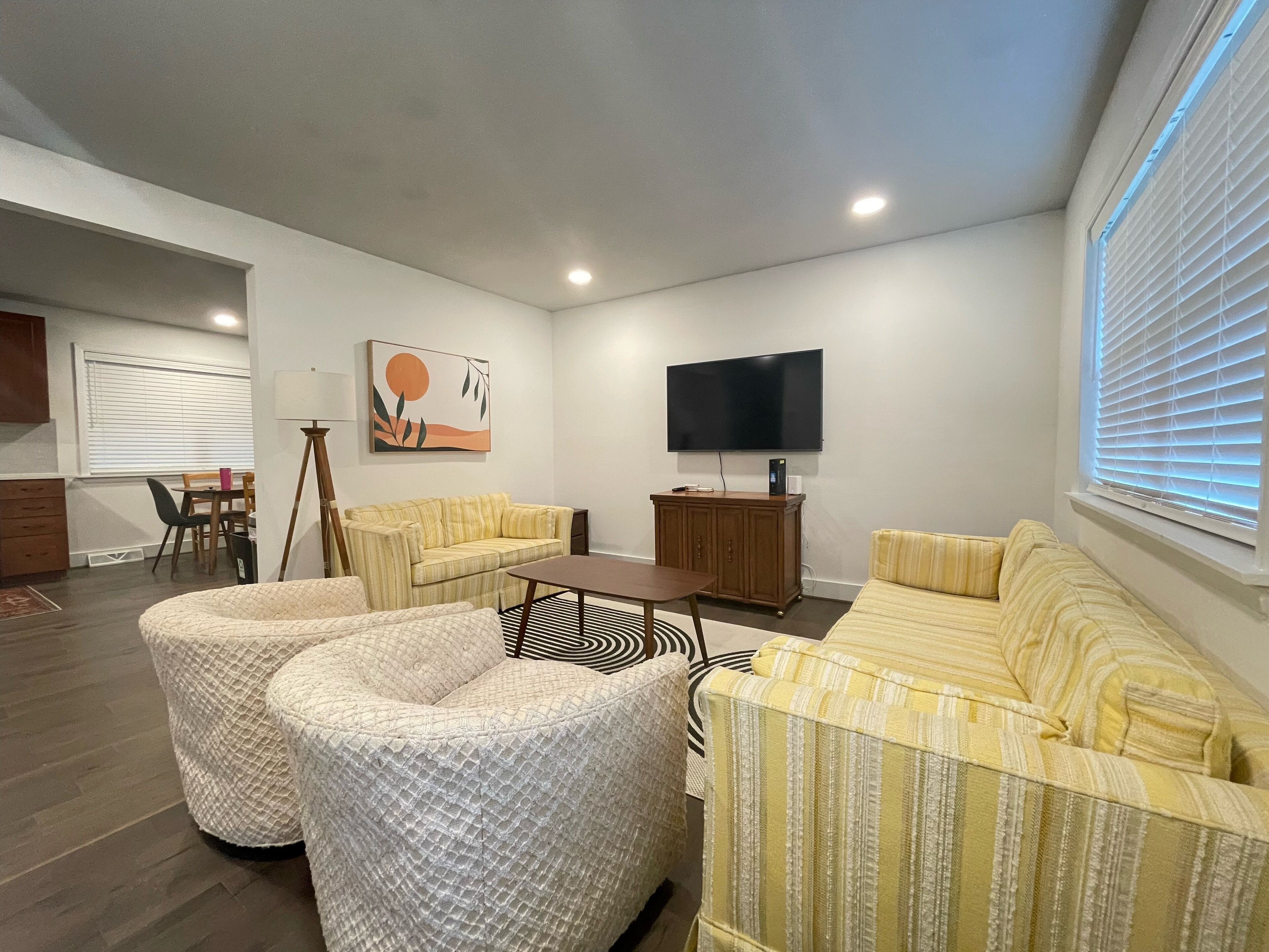 3BR Home - Near light rail, shopping, and neighborhood park!