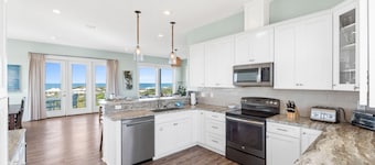 5 Bdrm, Community Pool, Views of Bay and Gulf