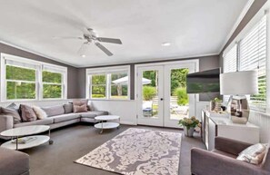 TV, fireplace - Southampton Pool Home Near Village & Shinnecock (Southampton)