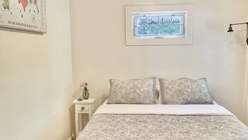 1 bedroom, desk, travel cot, WiFi