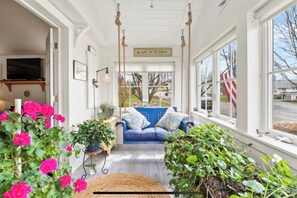 Een smart-tv, een open haard en boeken