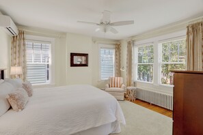 4 bedrooms, desk, iron/ironing board, WiFi