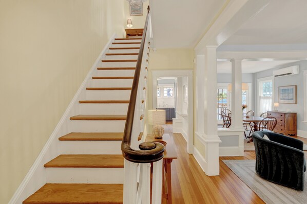 Interior - Historic & sunny home w/ Fireplace steps from USNA & Downtown Annapolis (Annapolis)