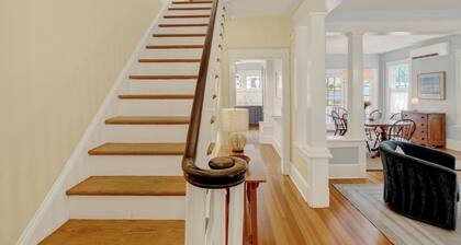 Historic & sunny home w/ Fireplace steps from USNA & Downtown Annapolis