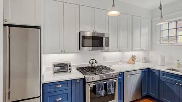 Een koelkast, een magnetron, een oven, een kookplaat