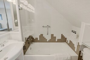 Ensemble douche/baignoire, sĂšche-cheveux, serviettes fournies, savon