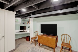 Interior - Historic & sunny home w/ Fireplace steps from USNA & Downtown Annapolis (Annapolis)