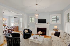 Smart TV, fireplace - Historic & sunny home w/ Fireplace steps from USNA & Downtown Annapolis (Annapolis)