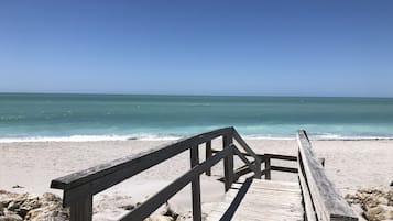 Playa en los alrededores, camastros y toallas de playa