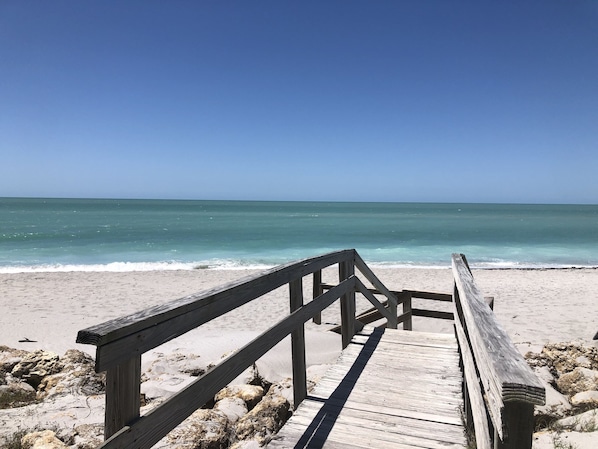 Vlak bij het strand, ligstoelen aan het strand, strandlakens