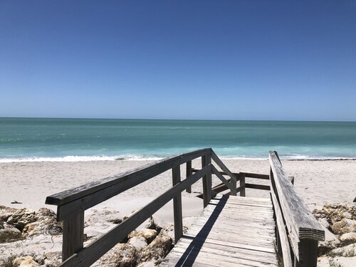 "Pelican Nest"Private Beach & Bay access & Pool 4bedroom 3bath