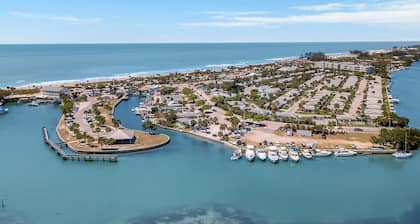 "Pelican Nest"Private Beach & Bay access & Pool 4bedroom 3bath