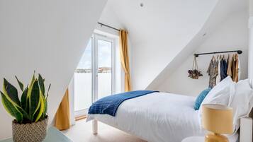 2 bedrooms, desk, iron/ironing board, travel crib