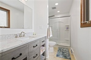 Douche, articles de toilette gratuits, sèche-cheveux