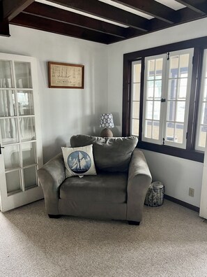 TV connectée, lecteur de DVD, baby-foot, livres