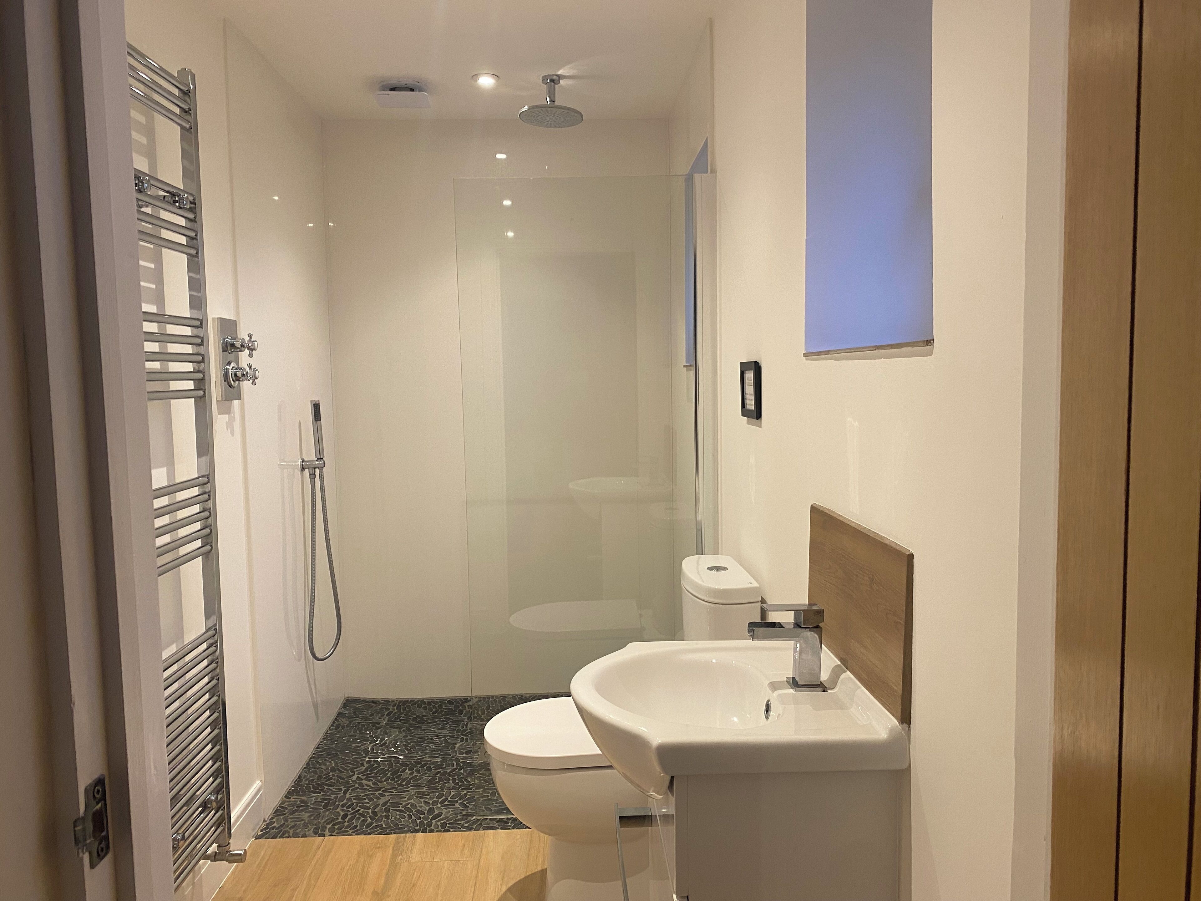 Studio | Bathroom | Shower, hair dryer, towels, shampoo
