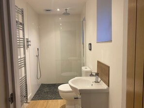 Studio | Bathroom | Shower, hair dryer, towels, shampoo - Private Entry Double Bedroom With Beautiful Views! (Solihull)