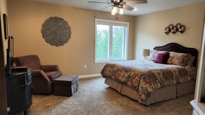 7 bedrooms, desk, iron/ironing board, free WiFi - Huge home with theater, hot tub, golf cart, and just minutes from Lambeau Field! (HOBART)