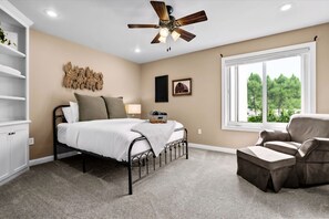 7 bedrooms, desk, iron/ironing board, free WiFi - Huge home with theater, hot tub, golf cart, and just minutes from Lambeau Field! (HOBART)