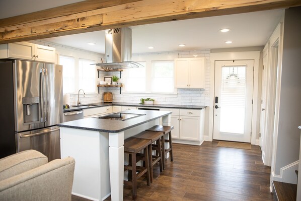 Fridge, microwave, oven, stovetop - Beautiful Bristol Bungalow w/ Firepit- 5 mins to downtown & 6 mins to Casino (Bristol)