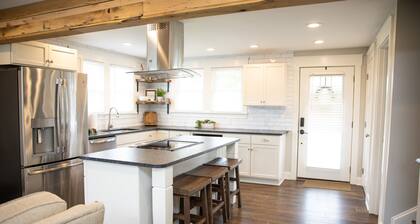 Beautiful Bristol Bungalow w/ Firepit- 5 mins to downtown & 6 mins to Casino