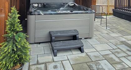 Beautiful Bristol Bungalow w/ Firepit- 5 mins to downtown & 6 mins to Casino