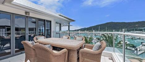 تناول الطعام بالخارج