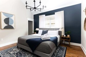 3 Schlafzimmer, Schreibtisch, Bügeleisen/Bügelbrett, Reisekinderbett