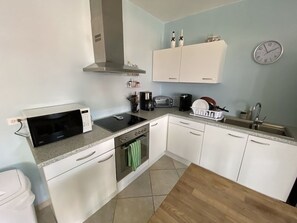 Frigorifero, microonde, forno, piano cottura