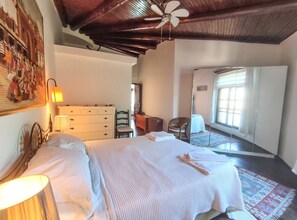 3 chambres, bureau, fer et planche à repasser, lit parapluie