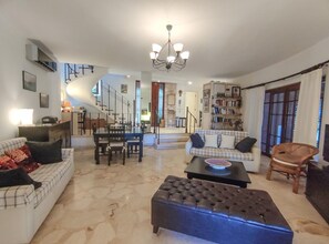 Smart-TV, Kamin, Videospiele, DVD-Player