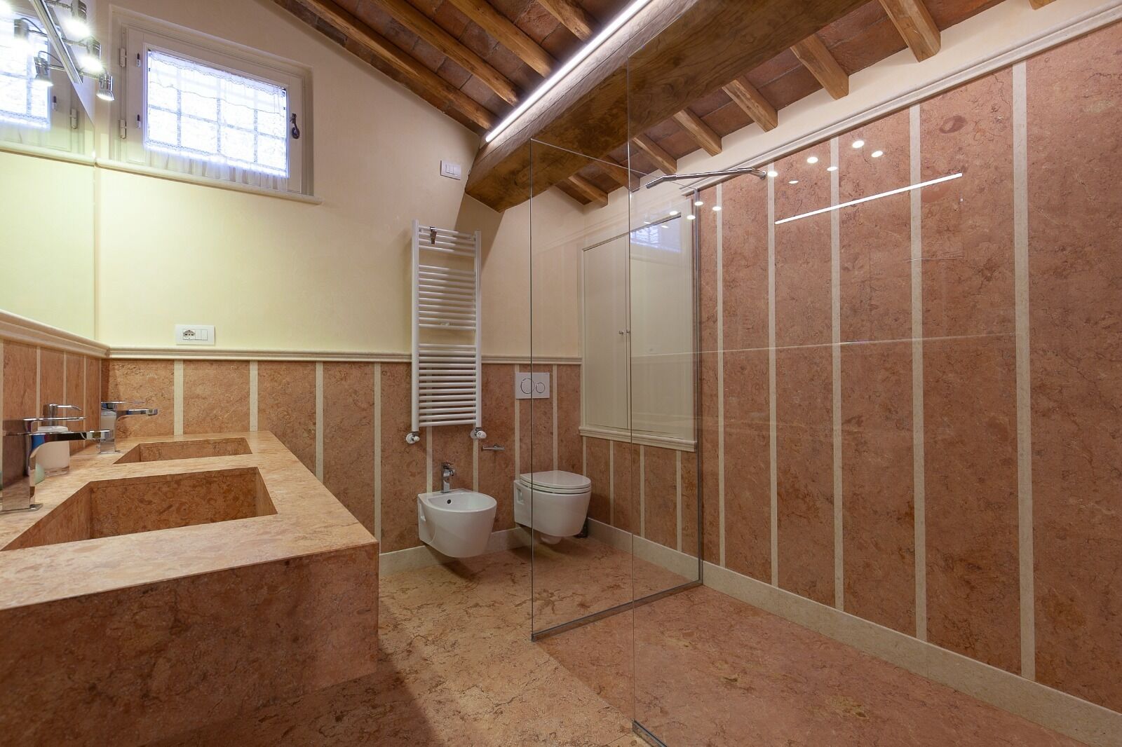 Vasca, vasca idromassaggio, asciugacapelli, bidet