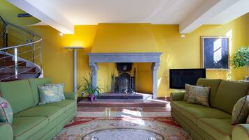 Smart-TV, Kamin, Tischfußball, Bücher